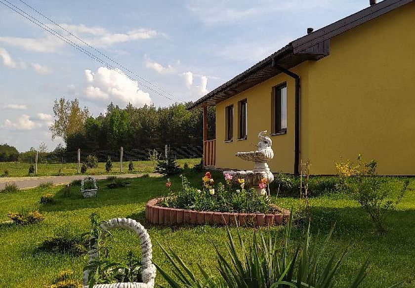 widok na domek i ogr&oacute;d