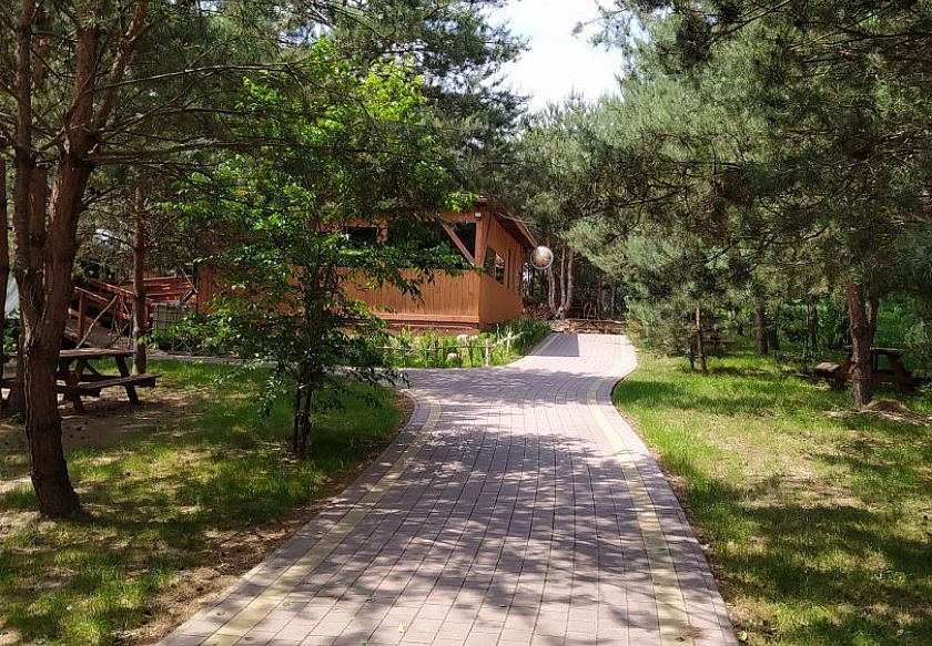 alejka do wiaty i miejsca na ognisko