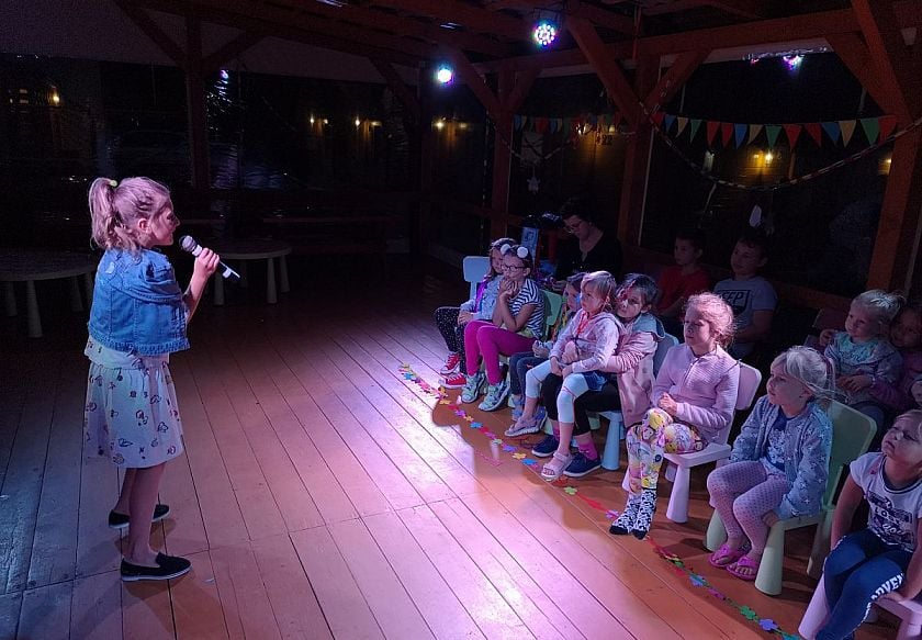 SALA ZABAW   Znajduje się przy recepcji ośrodka. Przestronna sala posiada stoliczki dla dzieci gdzie