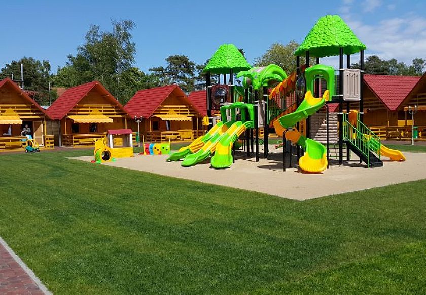 Jest dwupoziomowy z licznymi zjeżdżalniami niekt&oacute;re z nich są kręte oraz tunelem. Posiada r&oacute;wnież ma