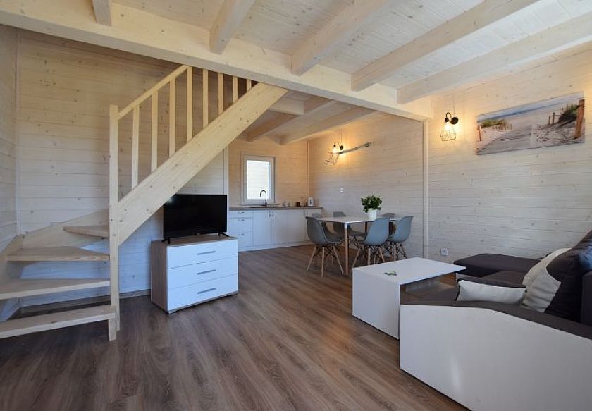 Domki Perłowe - salon z aneksem kuchennym