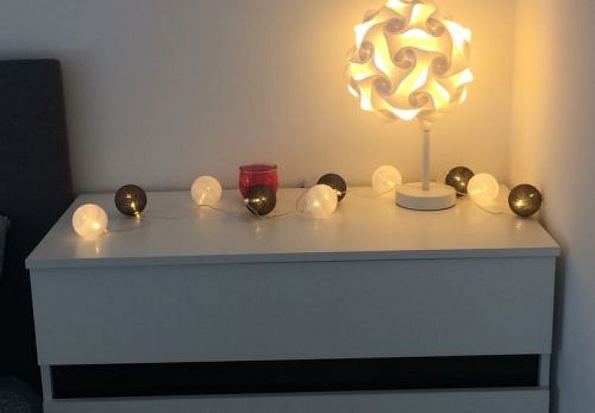 Domki wśr&oacute;d jabłoni