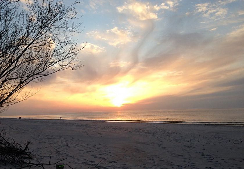 zach&oacute;d słońca na plaży w Gąskach