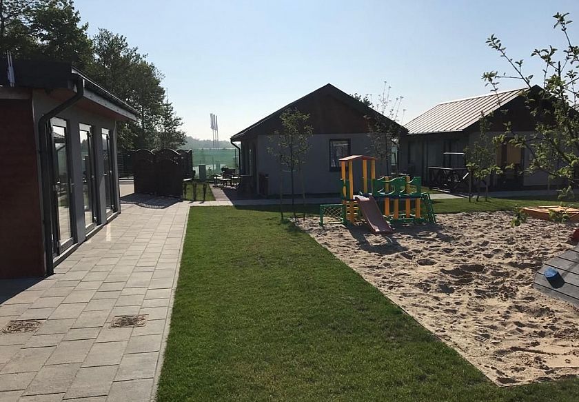 Domki wśr&oacute;d jabłoni