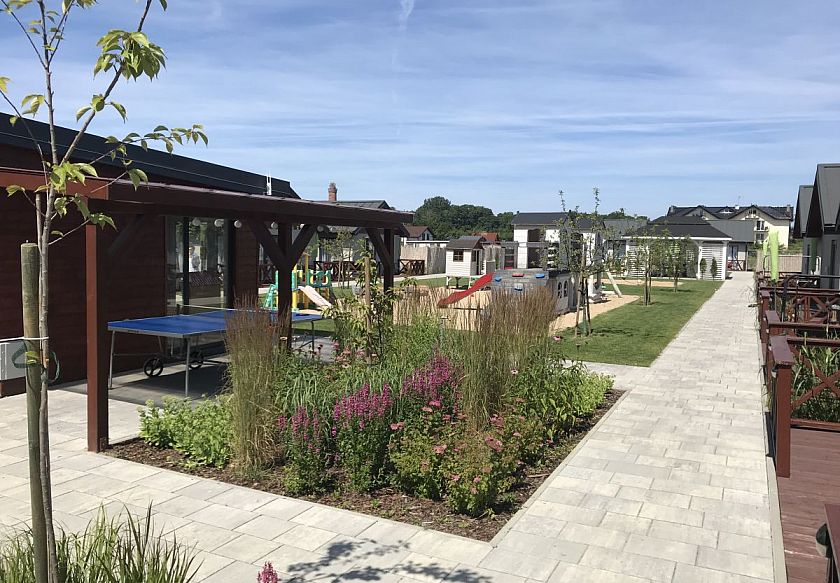 Domki wśr&oacute;d jabłoni