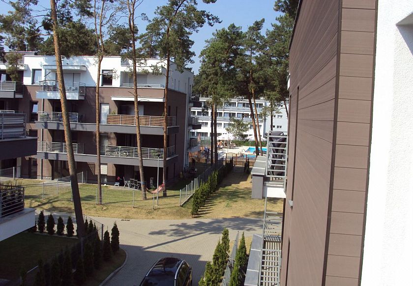 widok z tarasu na basen