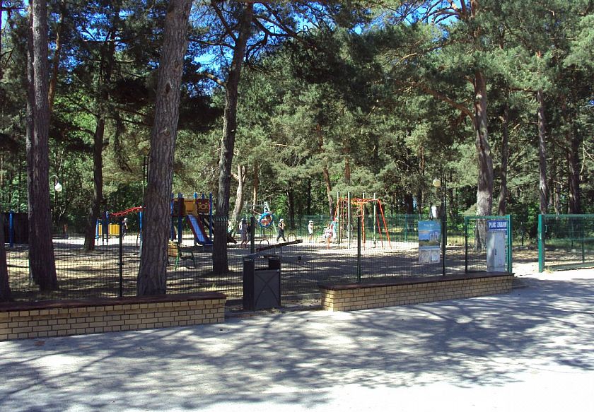 plac zabaw przy wyjściu na plażę
