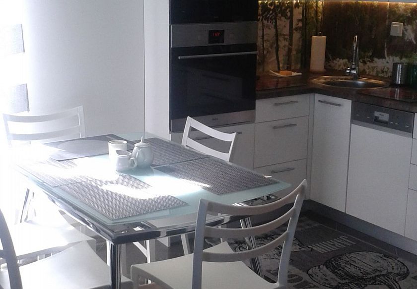 st&oacute;ł w aneksie kuchennym