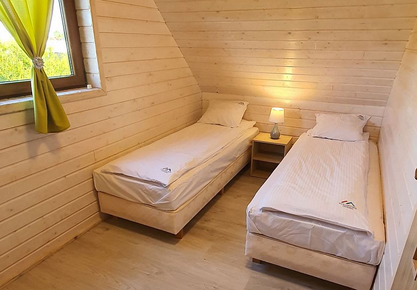 Druga sypialnia z widokiem na tereny zielone
