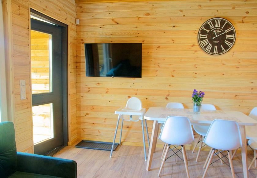 Luksusowe dwupoziomowe apartamenty i duże drewniane domki 18