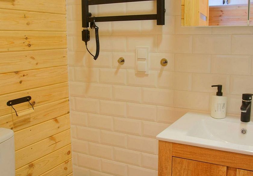 Luksusowe dwupoziomowe apartamenty i duże drewniane domki 23