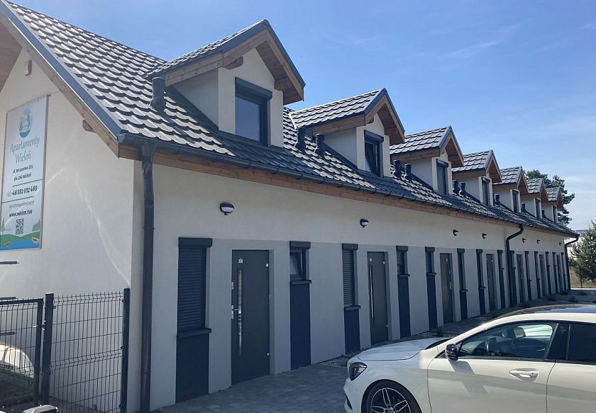 Luksusowe dwupoziomowe apartamenty i duże drewniane domki 9