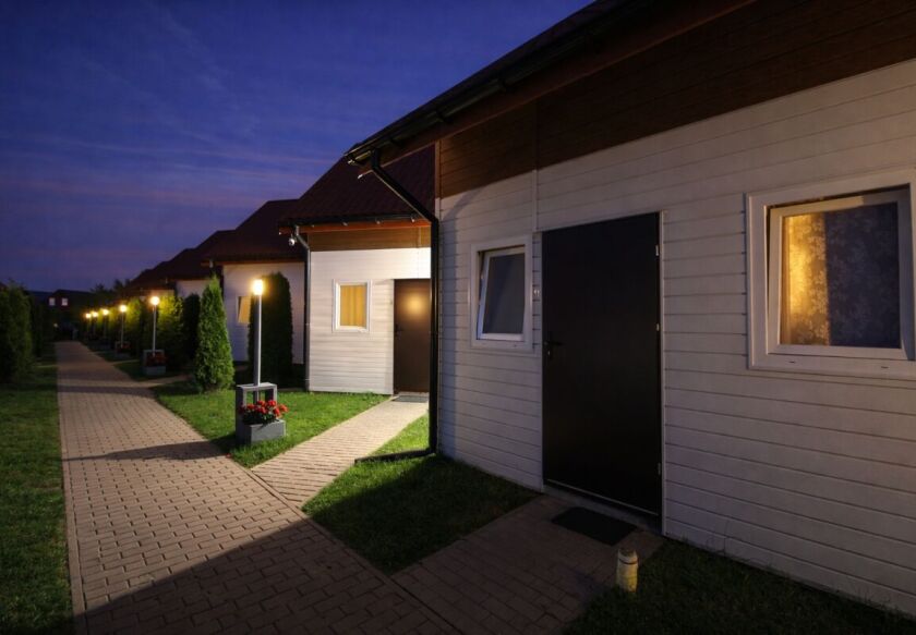 aleja wśr&oacute;d domk&oacute;w wieczorem 2