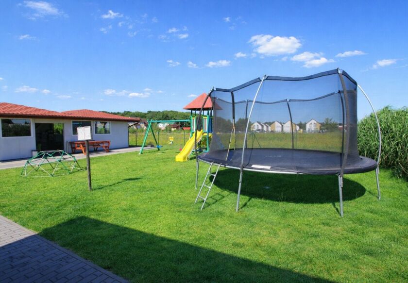 plac zabaw z dużą trampoliną