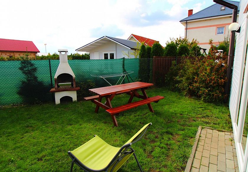 ogr&oacute;dek przy każdym domku