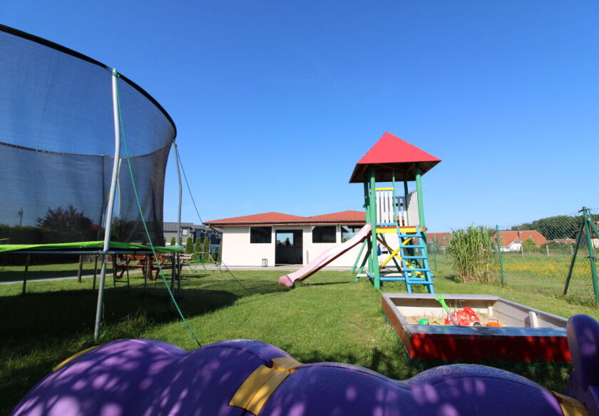 plac zabaw z piaskownicą