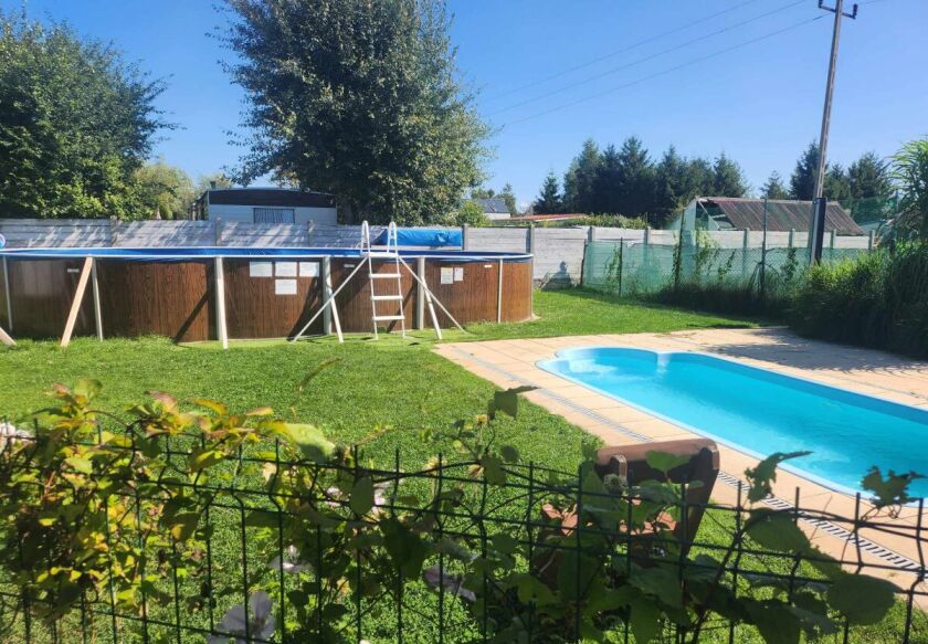 Teren basenowy ogrodzony , zabezpieczony