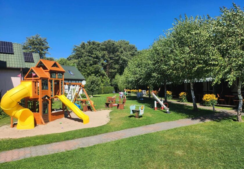 Plac zabaw przed małymi domkami