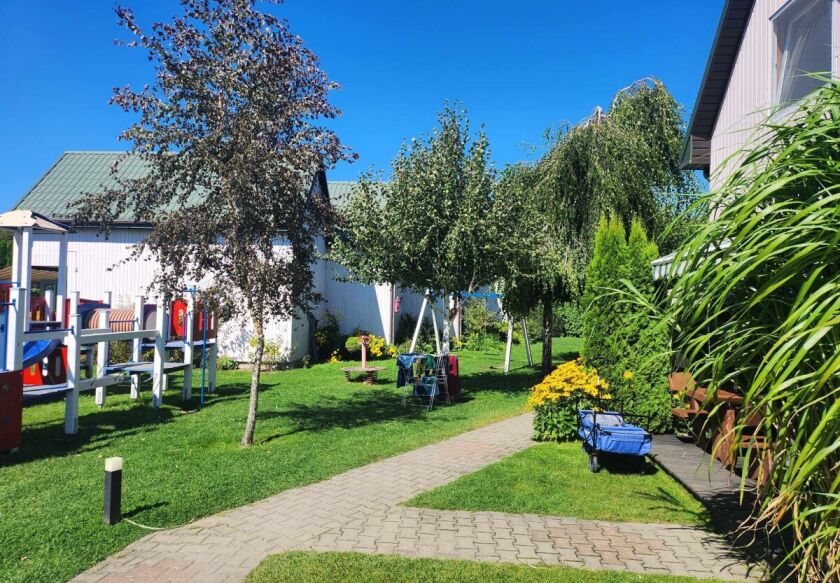 Widok na plac przed dużymi domkami