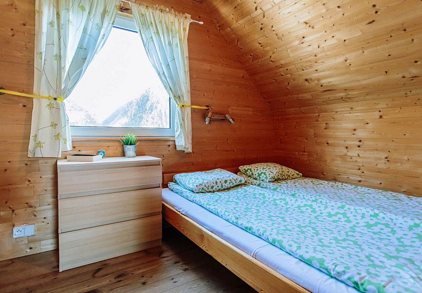 Mała sypialnia w dużym domku