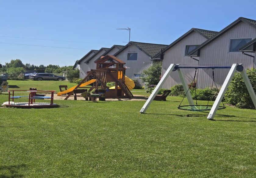 Plac przed małymi domkami