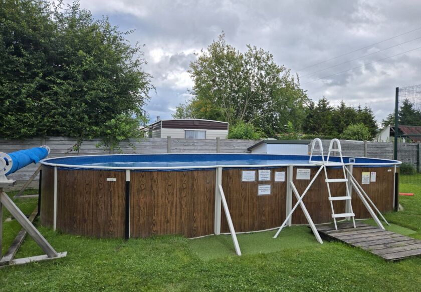 Duży basen z ogrzewaną wodą