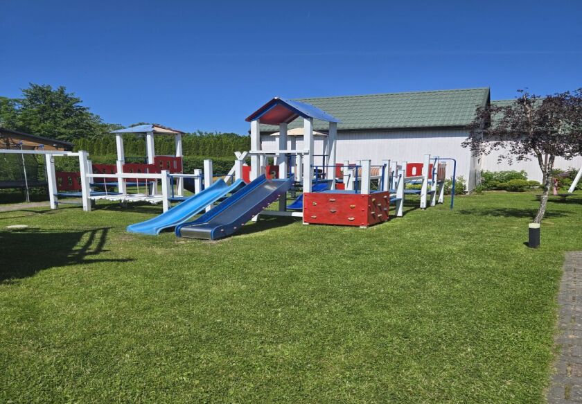 Plac zabaw przed dużymi domkami