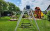 Mały plac zabaw , karuzela i huśtawka