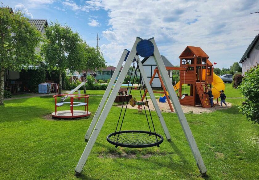 Mały plac zabaw , karuzela i huśtawka