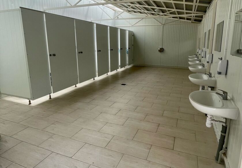 Sanitariaty na polu namiotowym