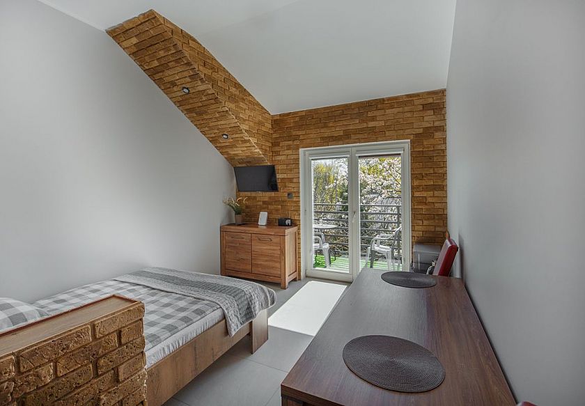 Pok&oacute;j z łazienką i balkonem nr.7