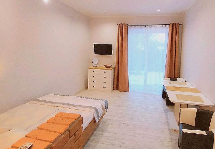 2 os.Pok&oacute;j z  łazienką i tarasem nr. 6