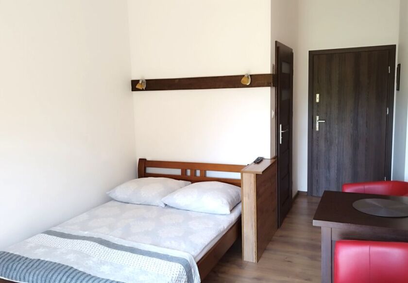 Pok&oacute;j z łazienką i balkonem nr.9