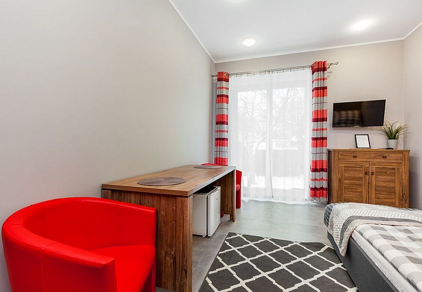 2 os.Pok&oacute;j z  łazienką i tarasem nr. 4