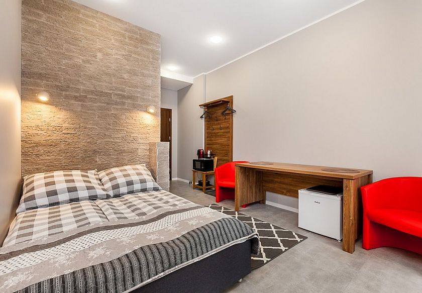 2 os.Pok&oacute;j z  łazienką i tarasem nr. 4