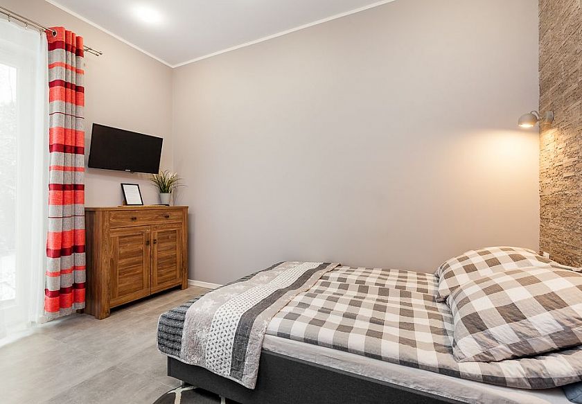 2 os.Pok&oacute;j z  łazienką i tarasem nr. 4