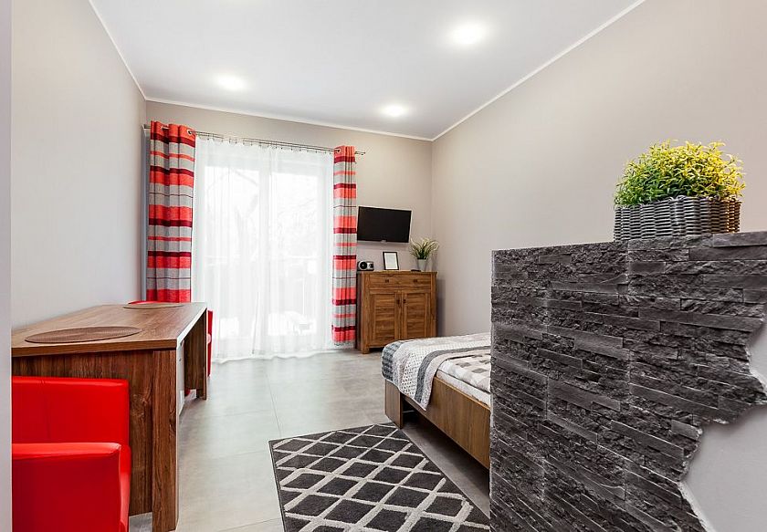 2 os.Pok&oacute;j z  łazienką i tarasem nr. 5