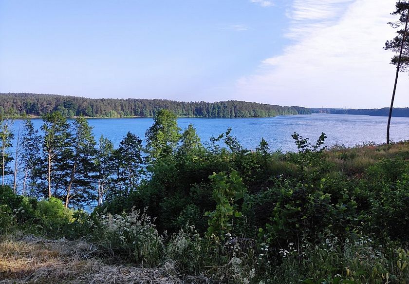 widok z drogi do jeziora Raduńskiego prowadzącej do plaży