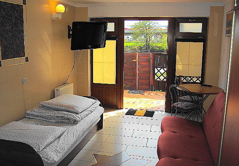 pokój 2- osobowy z łazienką TV, WiFi, lodówka, czajnikiem, aneksem kuchennym, z osobnym wejściem