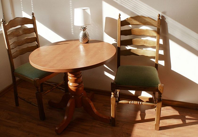 pokój dla pary na pierwszym piętrze, stolik i krzesła