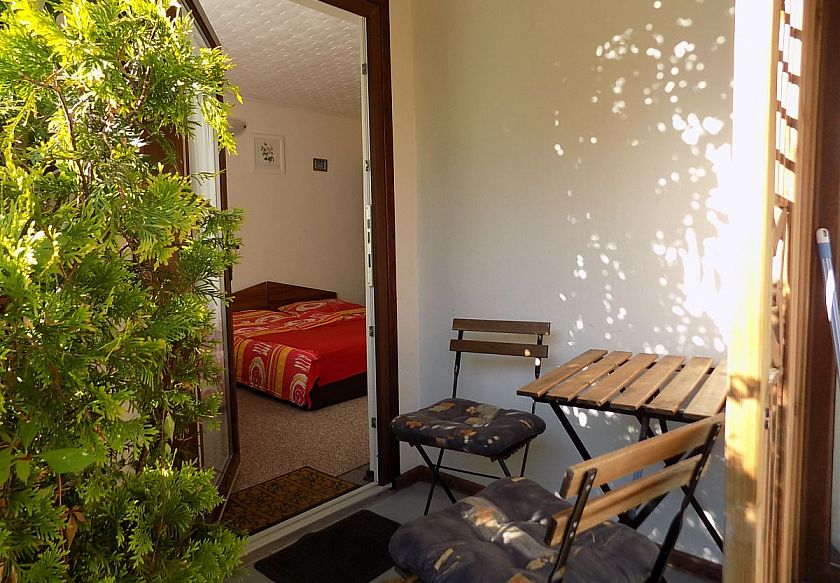 Pok&oacute;j nr 1 w białym domku