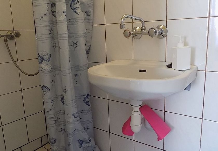 Pok&oacute;j nr 1 w białym domku