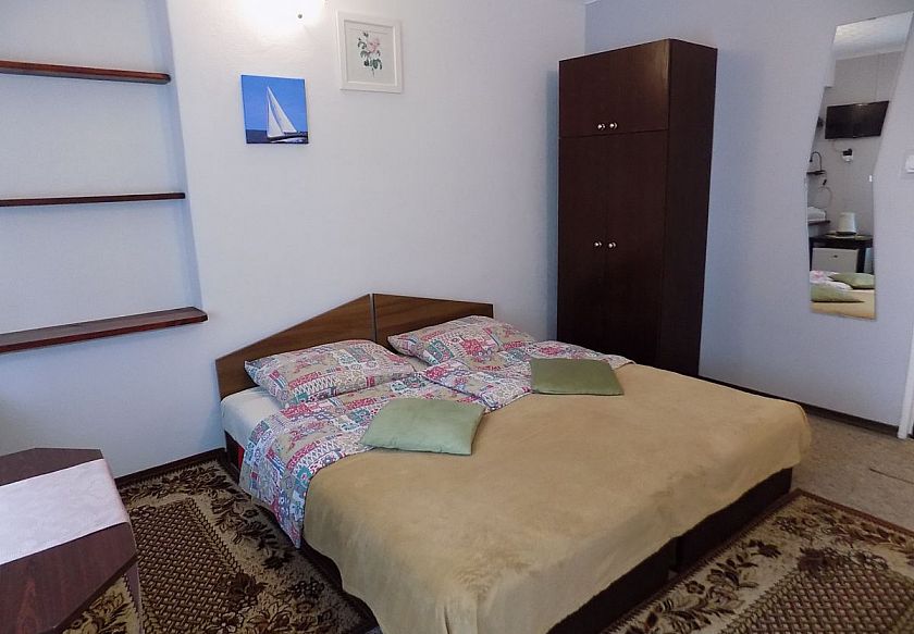 Pok&oacute;j nr 1 w białym domku