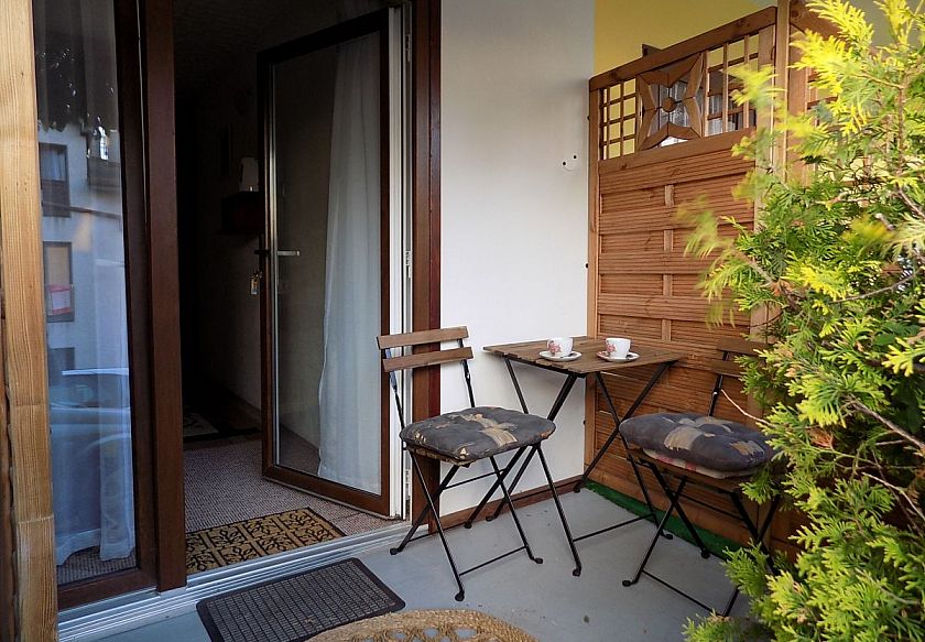 Pok&oacute;j nr 2 w białym domku