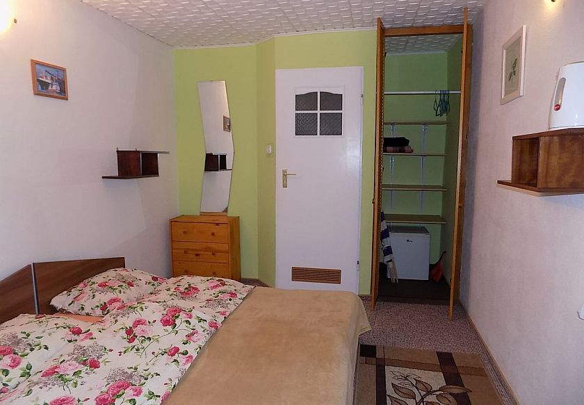 Pok&oacute;j nr 2 w białym domku