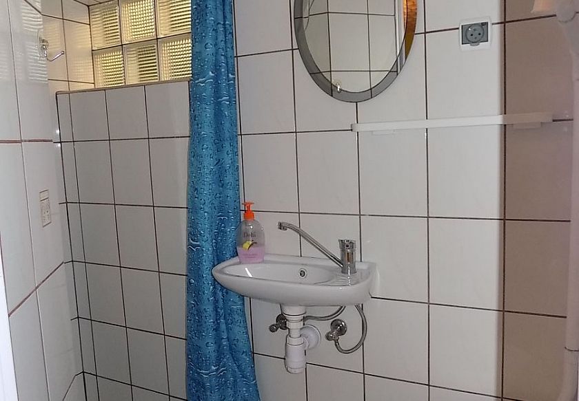 Pok&oacute;j nr 2 w białym domku