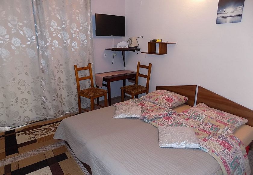 Pok&oacute;j nr 2 w białym domku