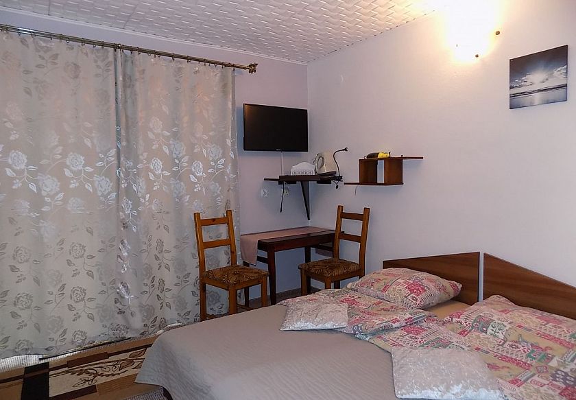 Pok&oacute;j nr 2 w białym domku